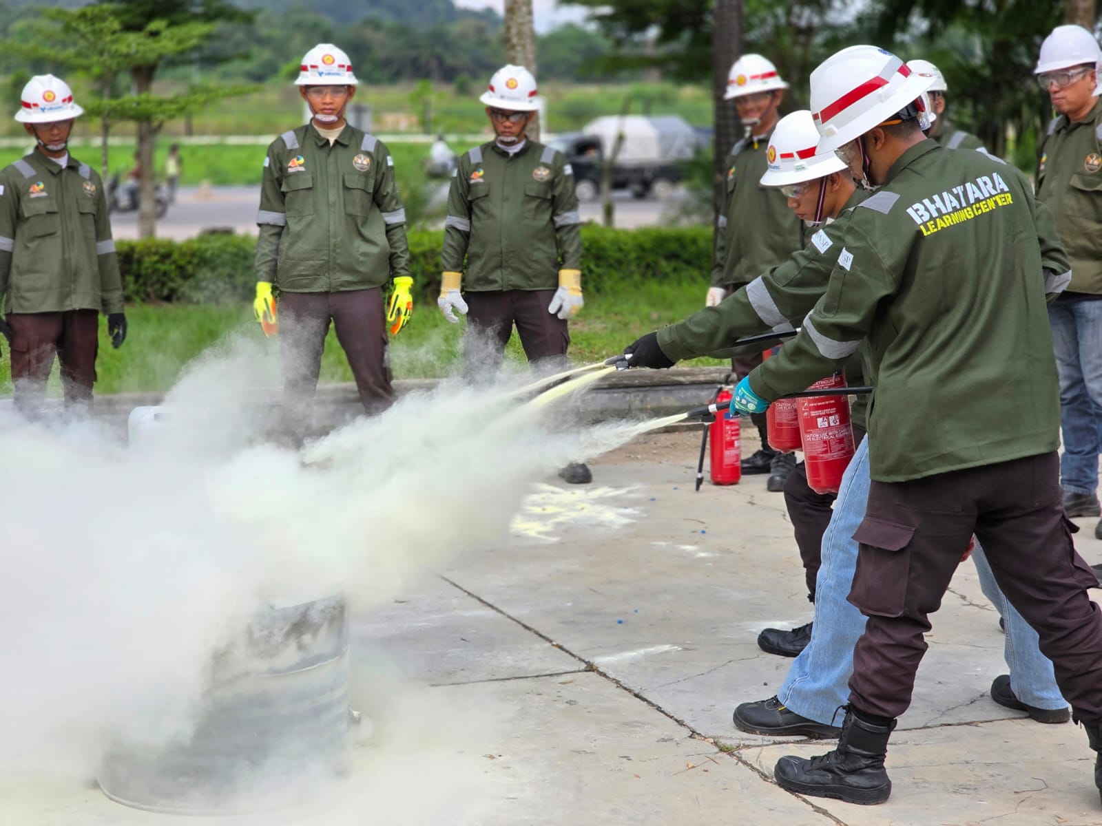 Petugas Pemadam Kebakaran (Fire Class D, C, B, A)
